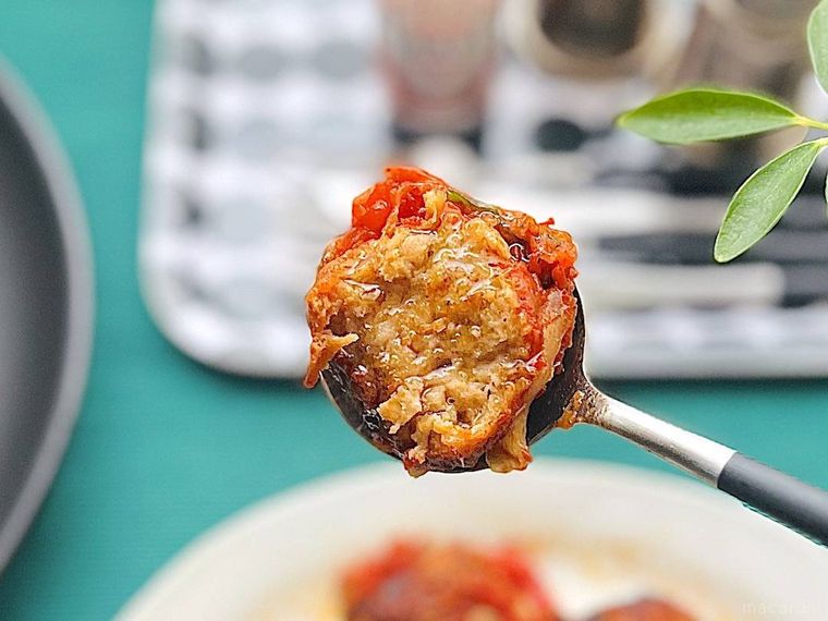 半分にカットしたコストコのミートボールの断面