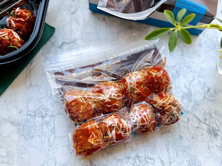 コストコのミートボールをフリーザーバッグにまとめ、冷凍保存するところ