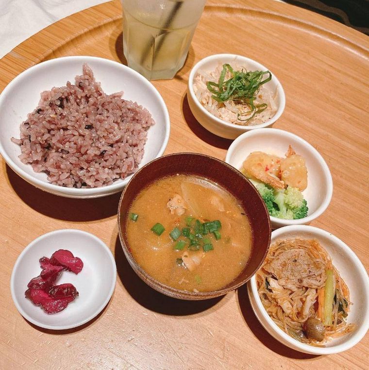 木のお盆にのせられた選べるおかずのデリごはん