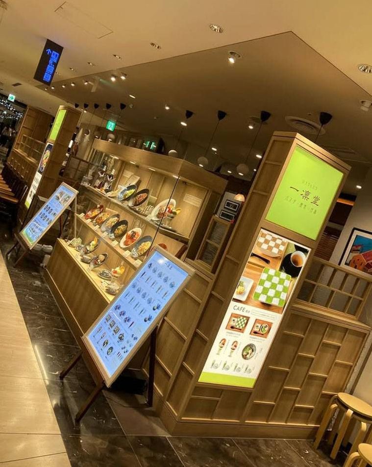 ショーケースが設置された一凛堂 なんばダイニングメゾン店の外観