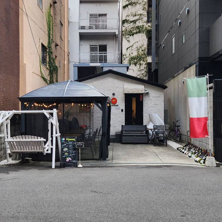 店頭にテラス席があるピザとか、パスタとか、その界隈。ビヨーーンの外観