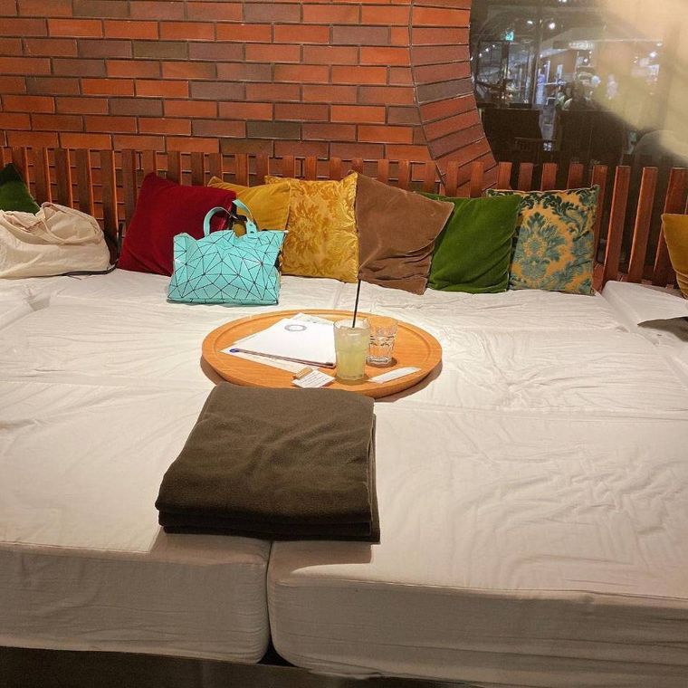 マットレスが敷かれた和カフェ ユソーシ チャノマ なんばの小上がり席