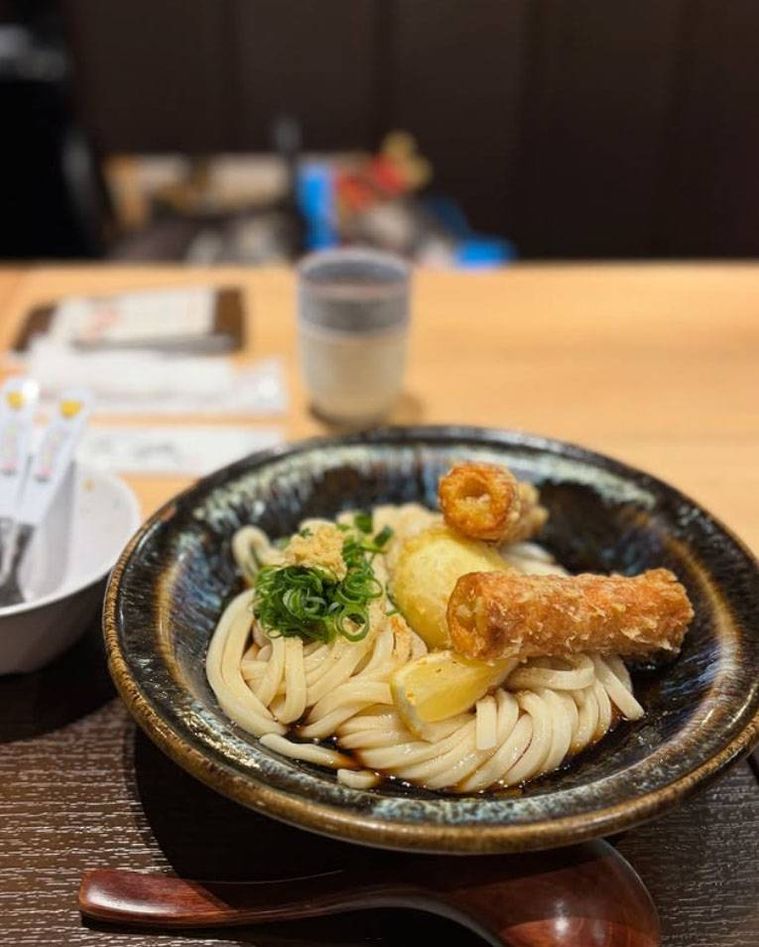 黒い器に盛られた竹玉天