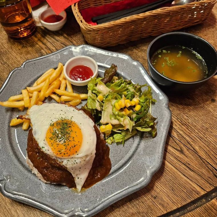 グレーの皿に盛られたロコモコプレート