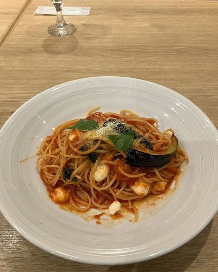 器に盛られたサラダセットの茄子とモッツァレラチーズのトマトソース