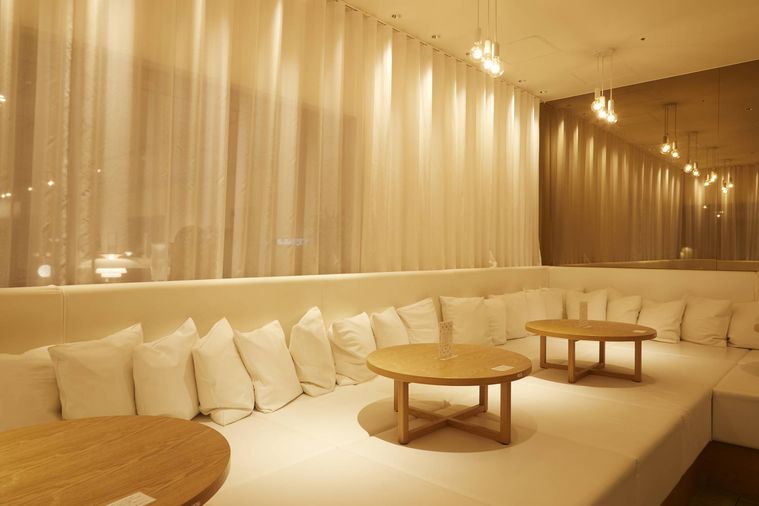 白を基調とした和カフェユソーシ あべのの座敷席