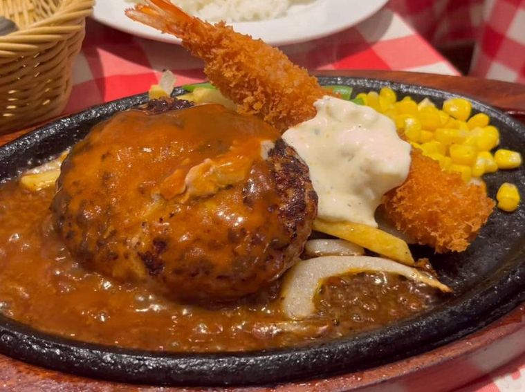 鉄板に盛られた鉄板ハンバーグランチ