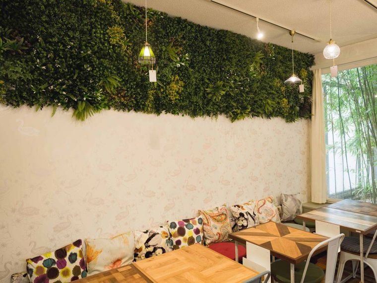 クッションが並んだ友安製作所 カフェバー 阿倍野のテーブル席