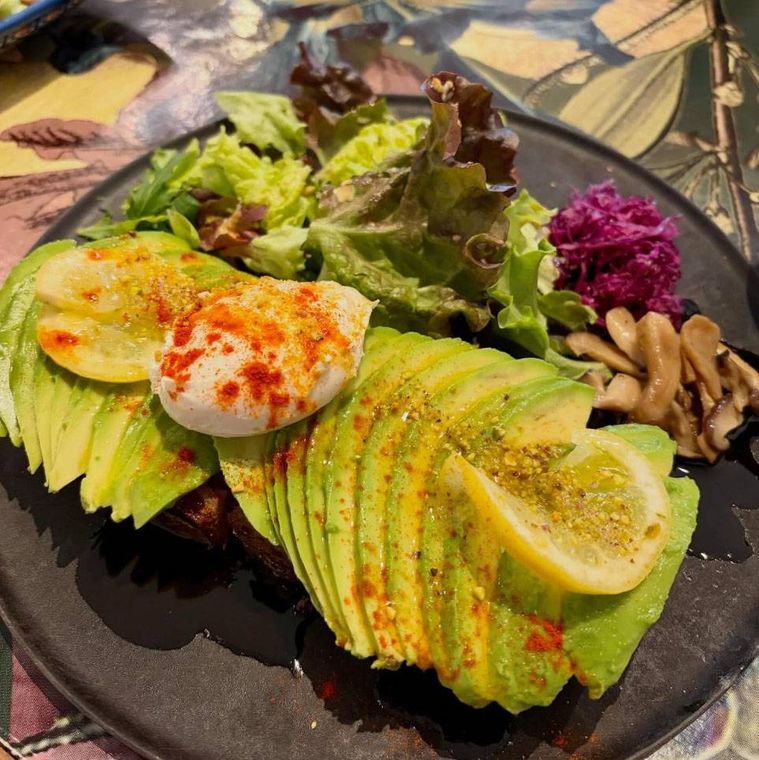 黒いプレートに盛られたサワードウ カンパーニュのタルティーヌ