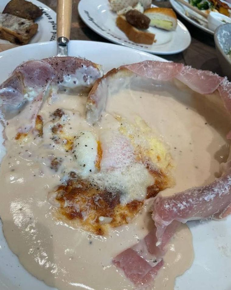 白い皿に盛られた生ハム温玉シカゴピザ