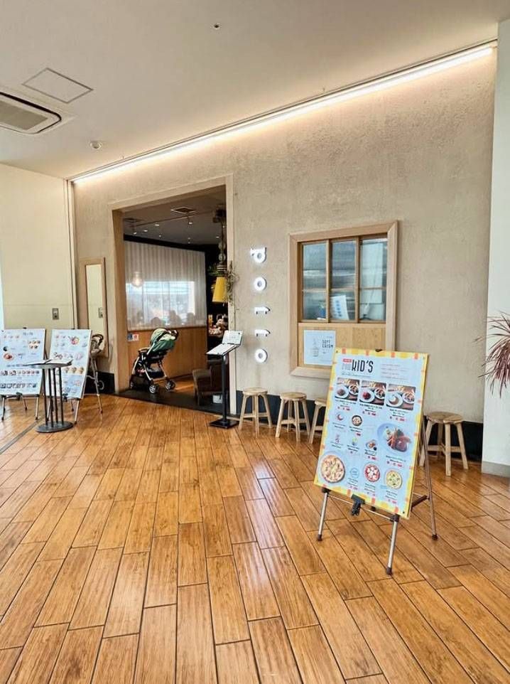 メニューの看板が置かれた食堂カフェポット あべのキューズモール店の外観