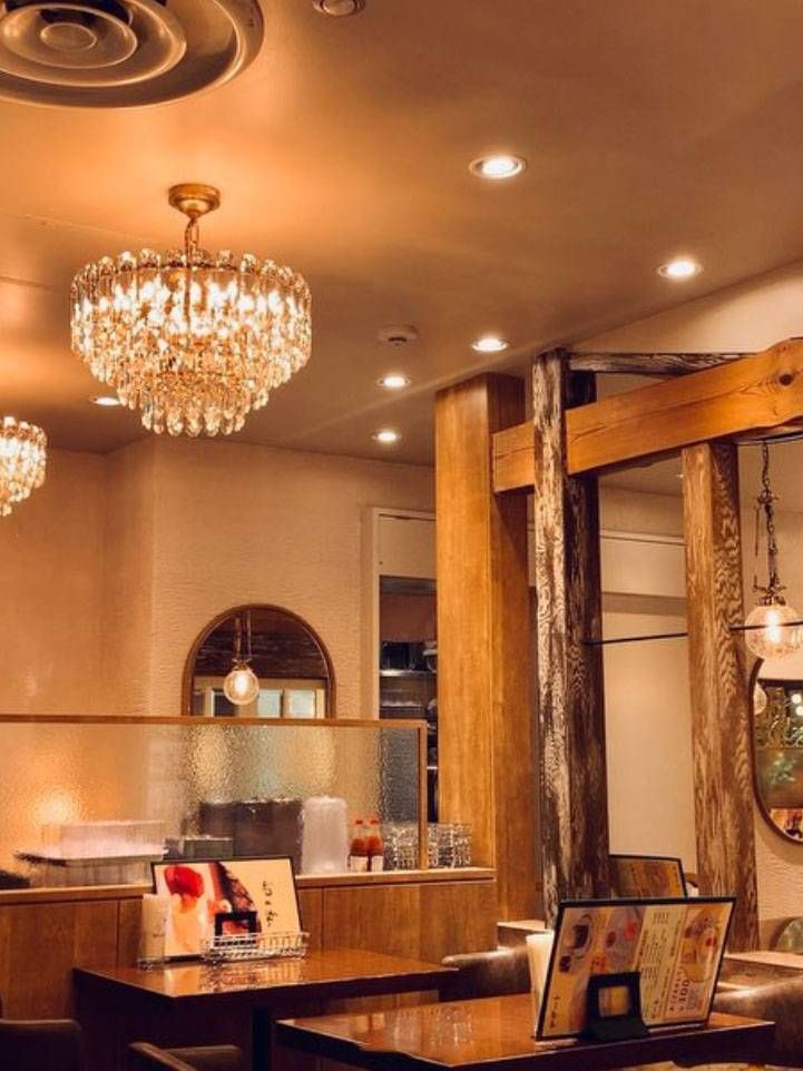 シャンデリアがかけられた卵と私 天王寺ミオ店の店内
