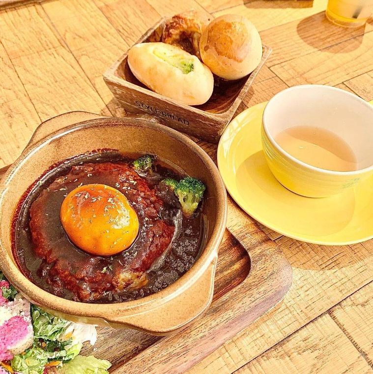 木のプレートにのせられたとろーり玉子の牛100手造りハンバーグ