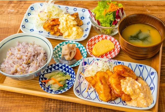 器に盛られたチキン南蛮やご飯、味噌汁がお盆にのった定食