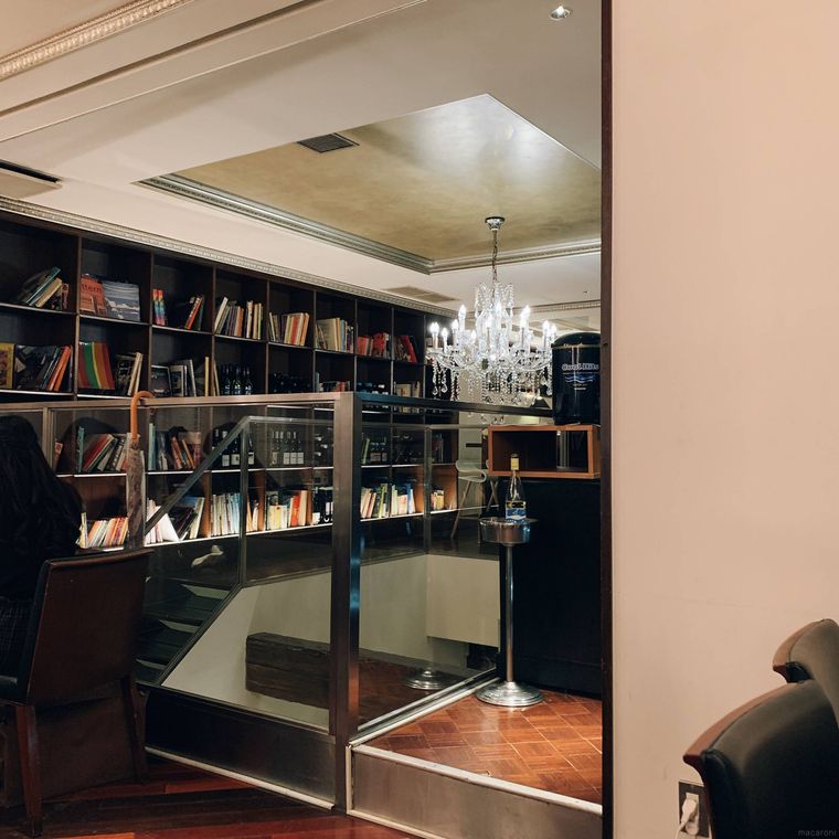 シャンデリアや本棚が飾られたカフェ リゴレットの内観