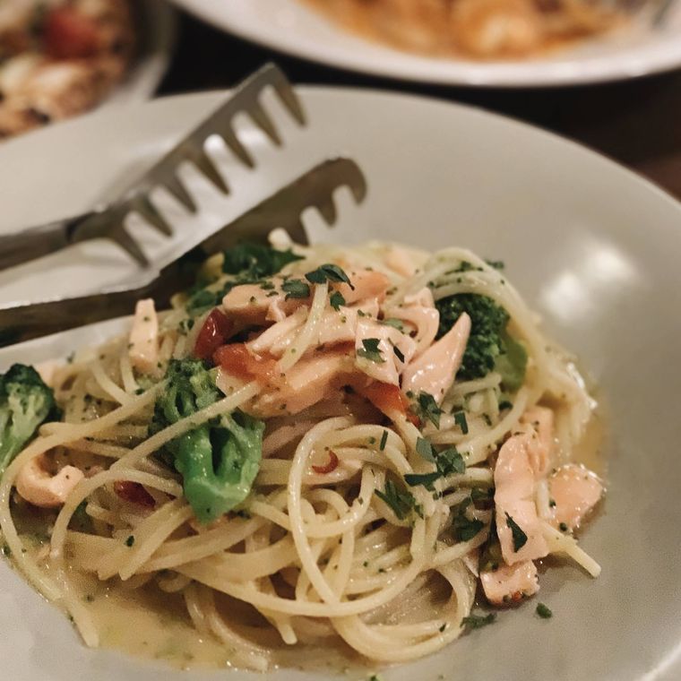 ベージュの器に盛られたパスタ