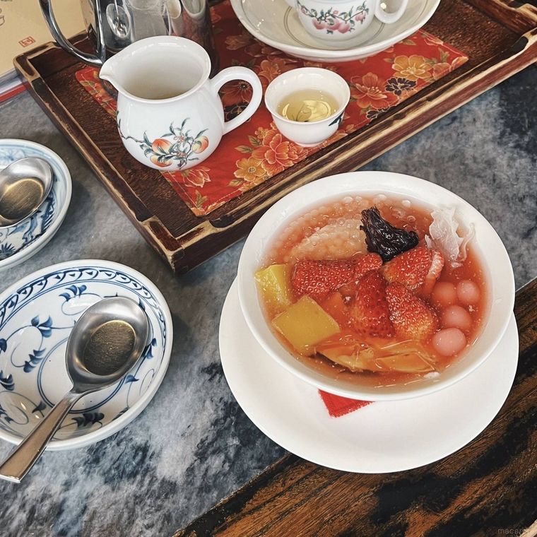 テーブルにのった豆花と台湾茶とカトラリー