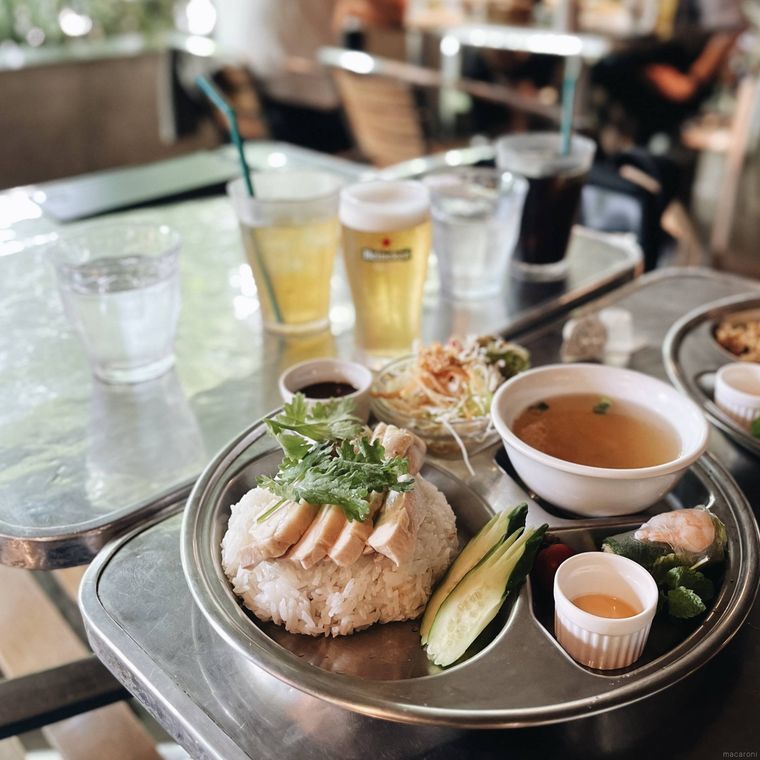 シルバーのトレーに盛られたバンコクチキンライスとドリンク