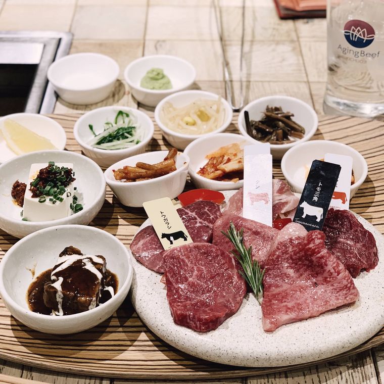 白い器に盛られた焼肉の肉と小鉢