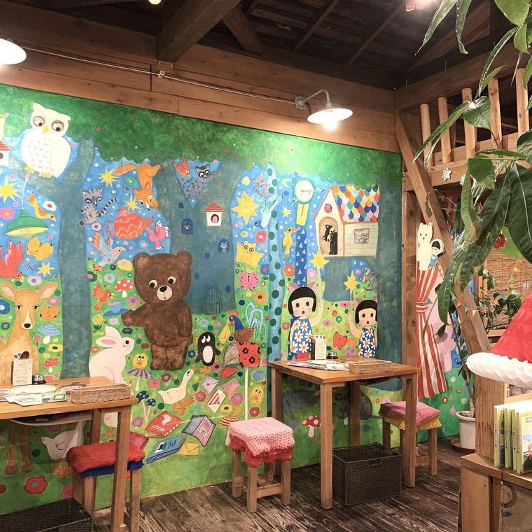 壁にイラストが描かれたハティフナット 吉祥寺のおうちの内観