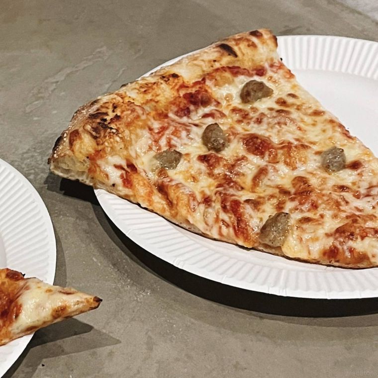 白い器にのった1枚のピザ