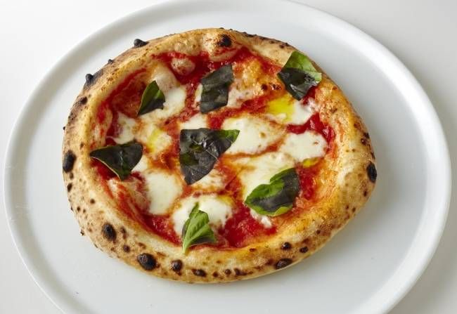 白い器にのったマルゲリータピザ