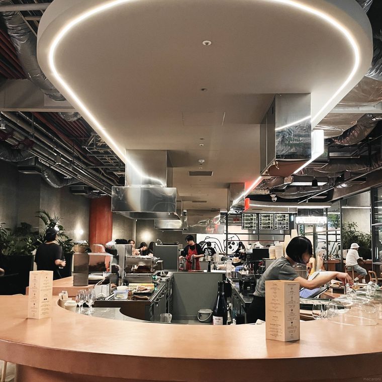 二子玉川のフードコートピーの店内とカウンターキッチン