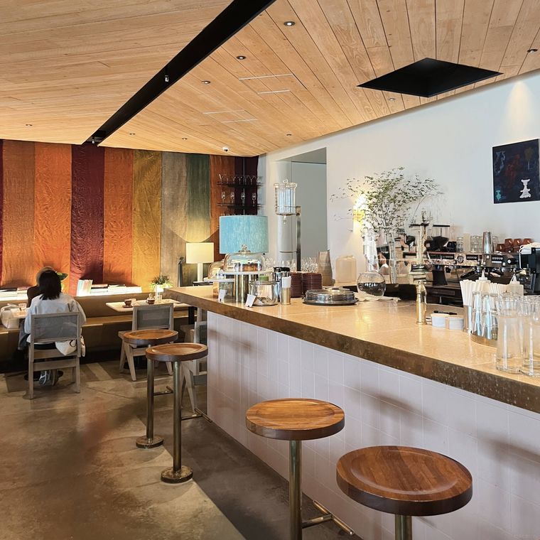 オレンジ色を基調としたビルズ 二子玉川の店内