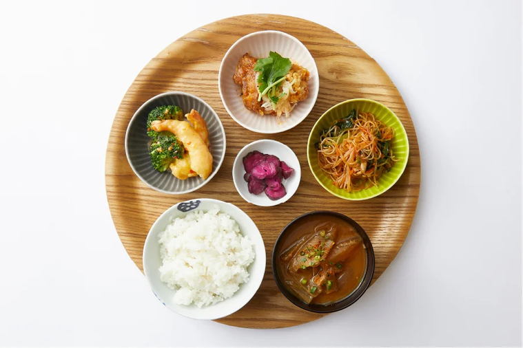 小鉢やご飯、味噌汁がのったお盆