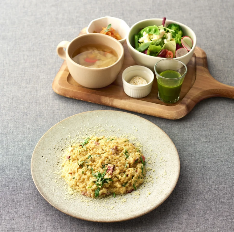 木のお盆にのったスープ・サラダ・ドリンクと、玄米リゾット