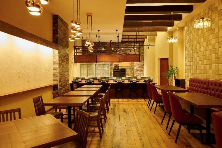 テーブルが並ぶファンケル ブラウンライス ミイルズの店内