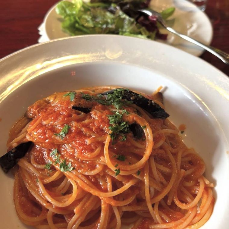 トマトソースとナスのパスタメランツァーネとランチセットのサラダ