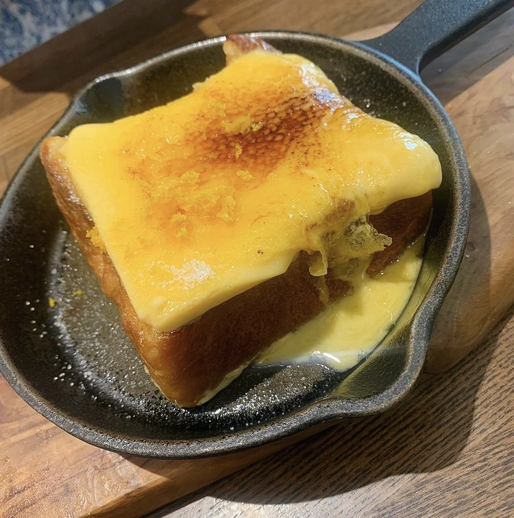 パンとエスプレッソとまちあわせのまちあわせの鉄板フレンチトースト ブリュレ仕立て