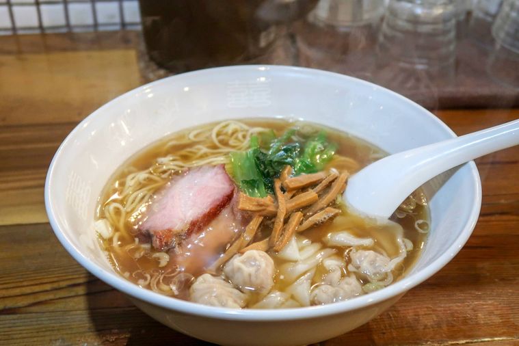 丼に盛られたしょうゆワンタン麺