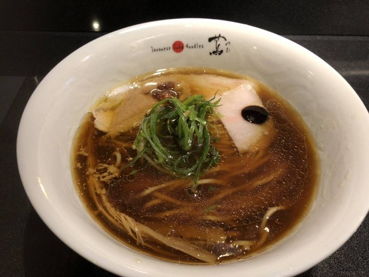 シンプルな具材がトッピングされた醤油Soba
