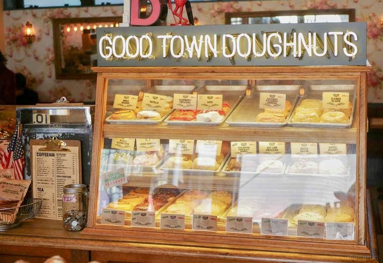 ドーナツが陳列されているザ リトル ベーカリー トーキョーの内観