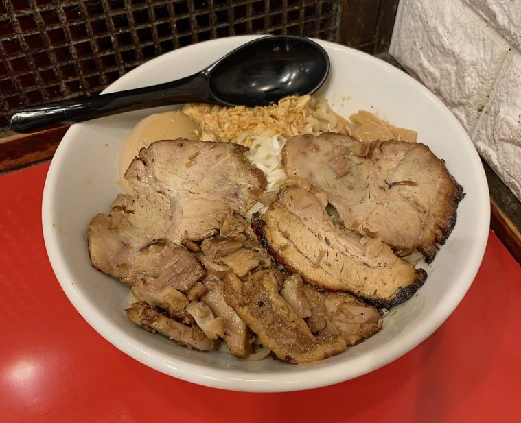 丼に豪快に盛り付けられた得製まぜそば