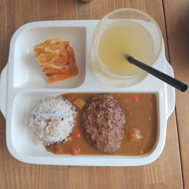 カレーとハンバーグとアップルパイがのったキッズプレート