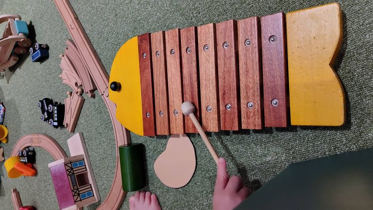 床に置かれた木琴や電車のおもちゃ