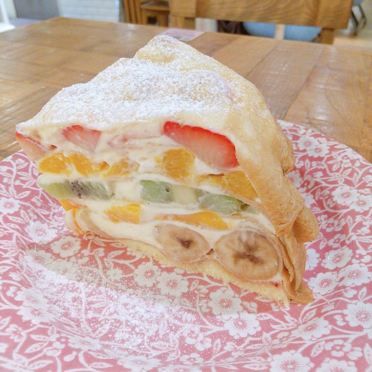 バナナやいちごなどが入ったミルクレープ