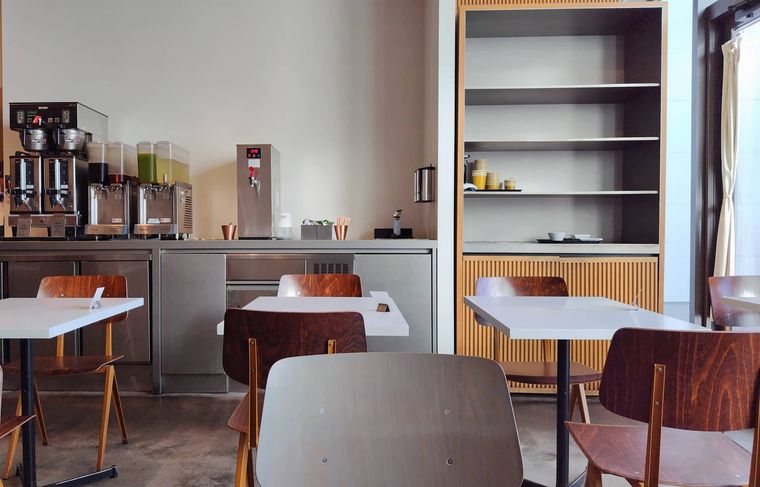 モダンな雰囲気のカフェの内観