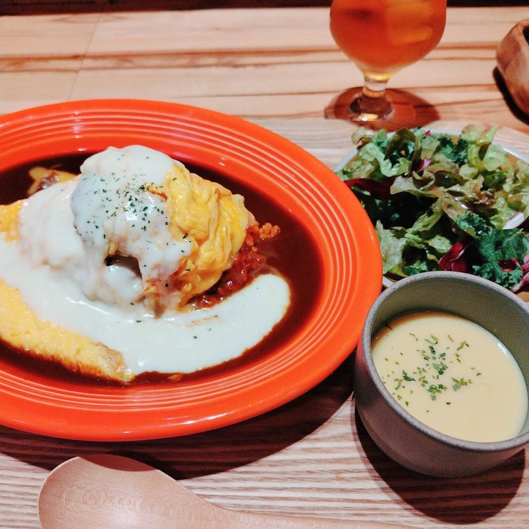 オムライスとスープとサラダ