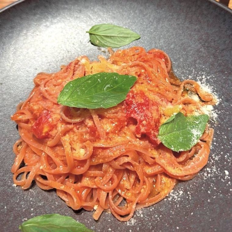 AWkitchen figlia渋谷で楽しめるトマトソースの生パスタ。バジルが4枚添えられている