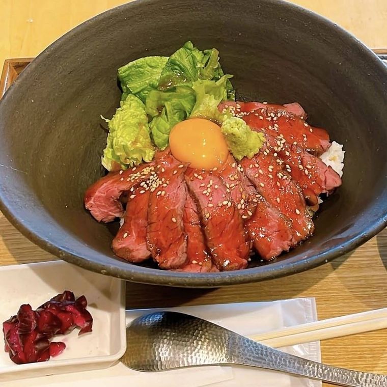 黒毛和牛が約10枚とレタスがのった黒毛和牛ローストビーフ丼