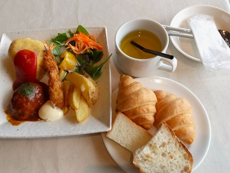 海老フライやハンバーグ、ポテトがのったお子様ランチ