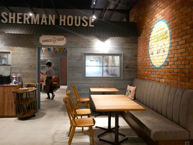 アメリカンで温かみのあるテーブル席の内観