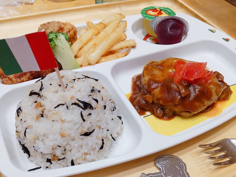 ハンバーグや唐揚げがのったお子様ランチ