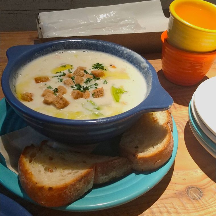 ブレッド付きのクラムチャウダー
