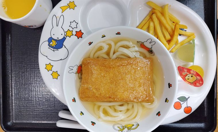 ポテトとジュースが付いたお子様うどんセット