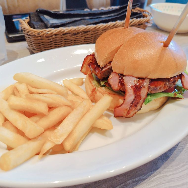 ベーコンが入ったハンバーガーとポテトのプレート